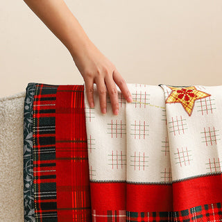 Kuscheliger weihnachtlicher Patchwork-Sofabezug schützt Möbel und verschönert Ihre Urlaubseinrichtung
